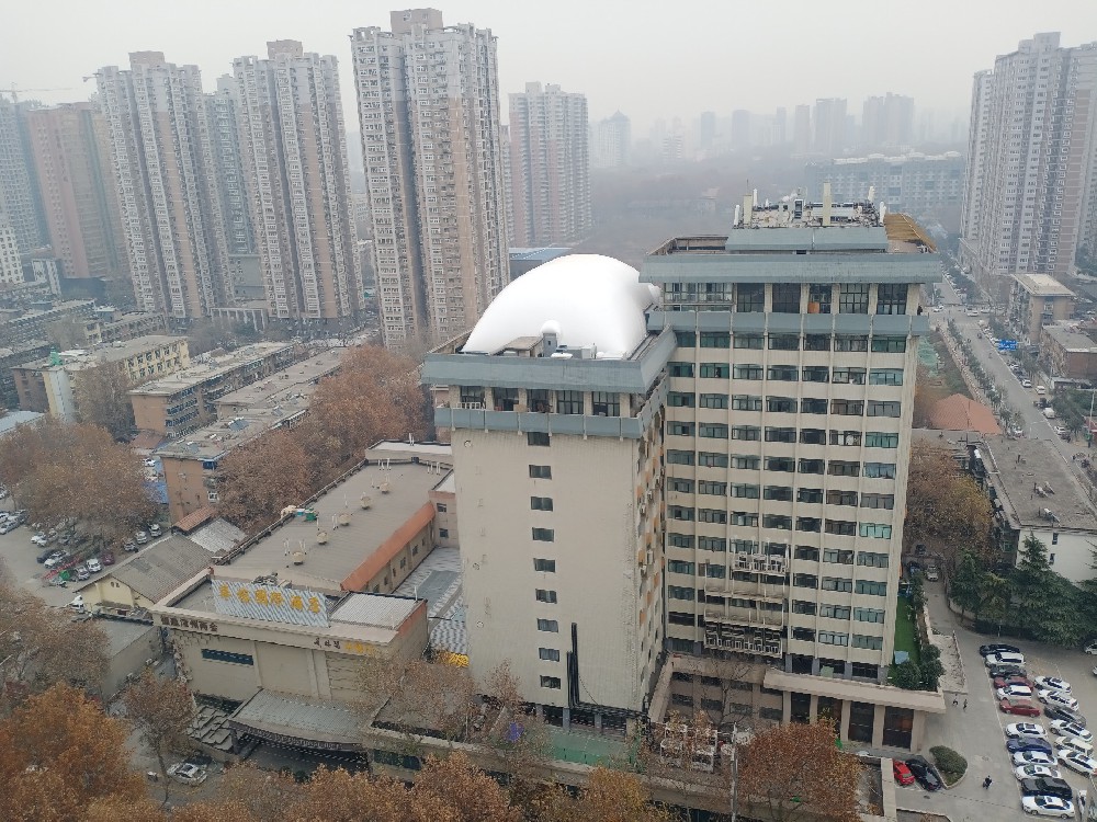 樓頂氣膜體育館是一種新型的體育場館建筑，在未來的發(fā)展中有著廣闊的前景